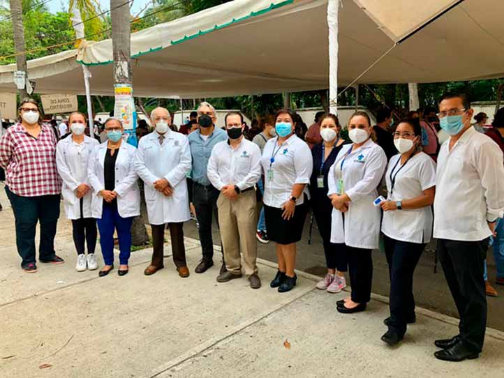 Funcionarios regionales del área de salud, principalmente, participan activamente en el operativo de vacunación