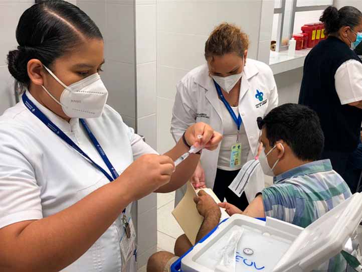 Miembros de la Facultad de Enfermería apoyan en la aplicación de biológico