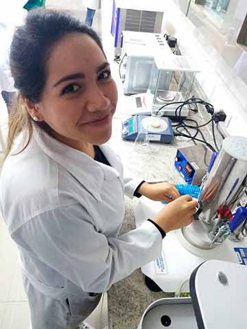 Alexa María Hernández durante sus prácticas en laboratorio 