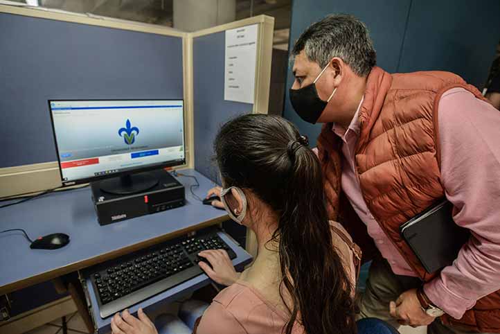Mireya Hernández probó el funcionamiento de la impresora braille 