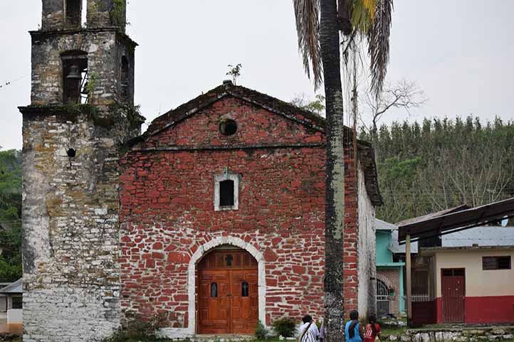 Iglesia en el centro de San Pedro Tziltzacuapan 