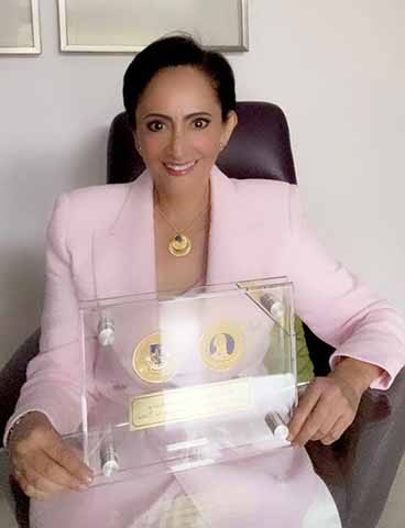Ydelia Sánchez Tinoco, investigadora del IIB-UV, fue condecorada por su contribución al estudio de las cícadas