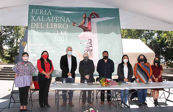 Autoridades municipales, universitarias, estudiantes y egresados de la UV encabezaron el homenaje 