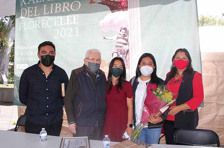 El homenajeado con la Directora de la Facultad de Antropología, estudiantes y egresados 
