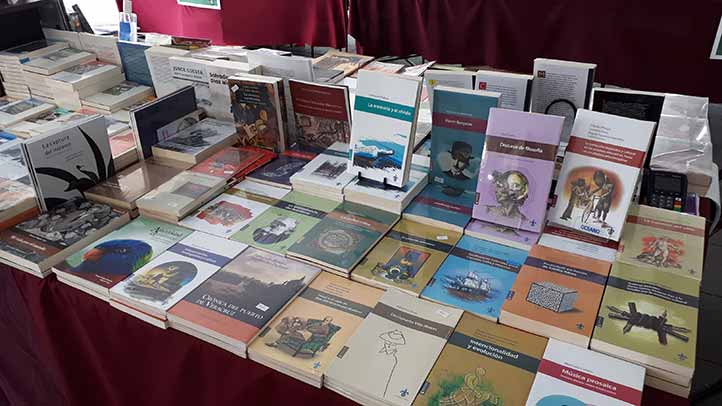 Los libros de la Editorial UV se encuentran en exhibición y venta en la Feria Xalapeña del Libro FloreceLee 2021 