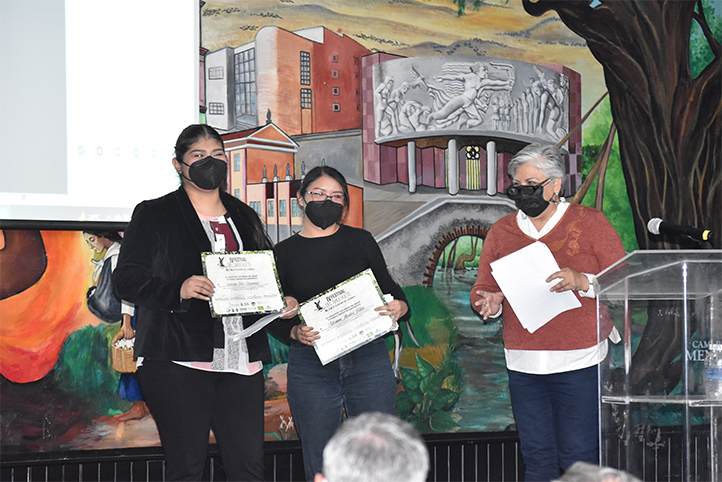 Adriana Montiel Téllez y Gabriela Téllez Hernández recibieron su reconocimiento de participación 