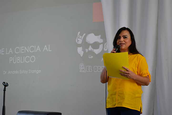 Elvira Morgado Viveros, directora general de Comunicación de la Ciencia, al dar la bienvenida a los asistentes a la conferencia 