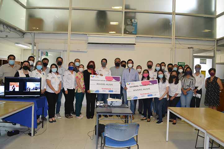 Funcionarios de la UV en la región Veracruz entregaron donativo a la Fundación Kayam 