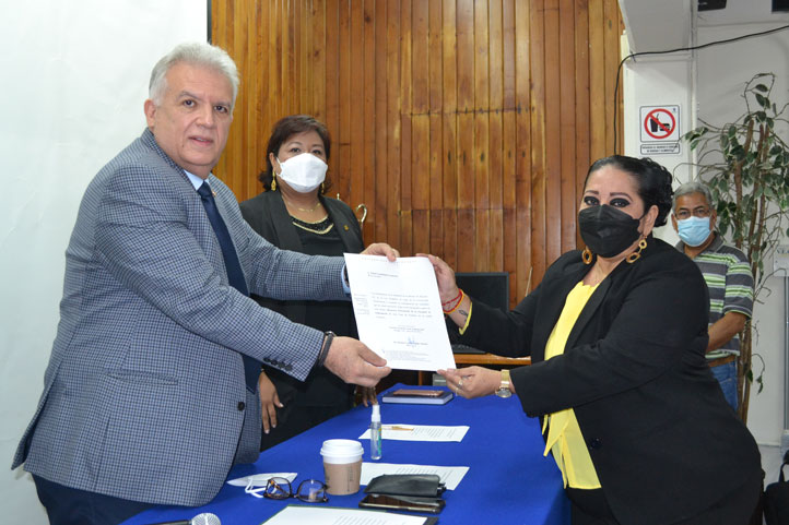 En representación del rector Martín Aguilar, Rubén Edel Navarro entregó el nombramiento a Edith Castellanos 