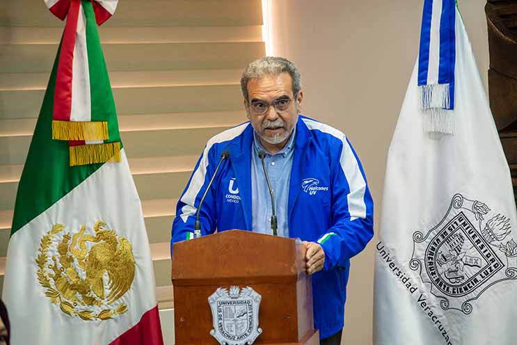 El rector de la UV, Martín Aguilar, agradeció al Condde por la donación de los relojes para los deportistas