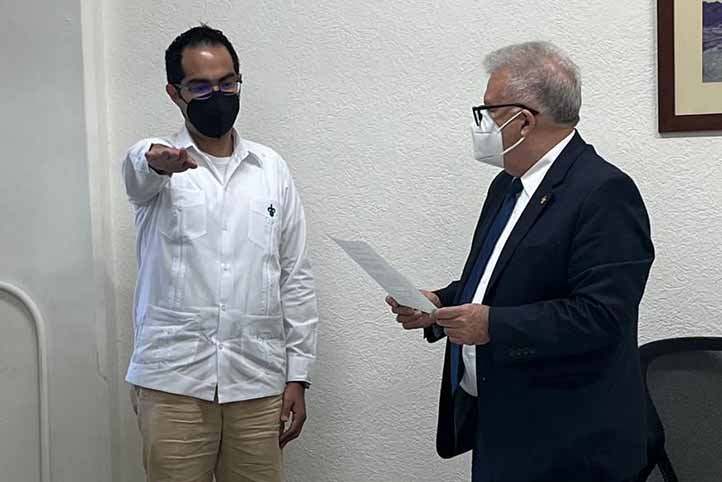 Rubén Edel Navarro, vicerrector de la región Veracruz, tomó la protesta y entregó nombramiento al académico 