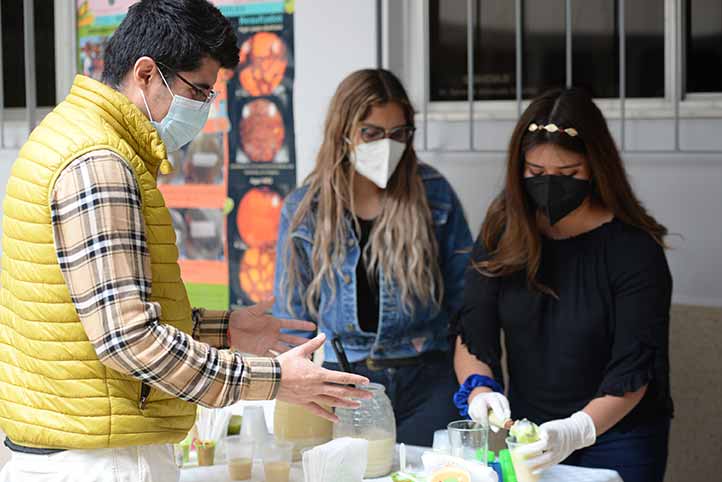 En la Facultad de Biología de la UV, las universitarias mostraron y compartieron el producto a sus compañeros y maestros 