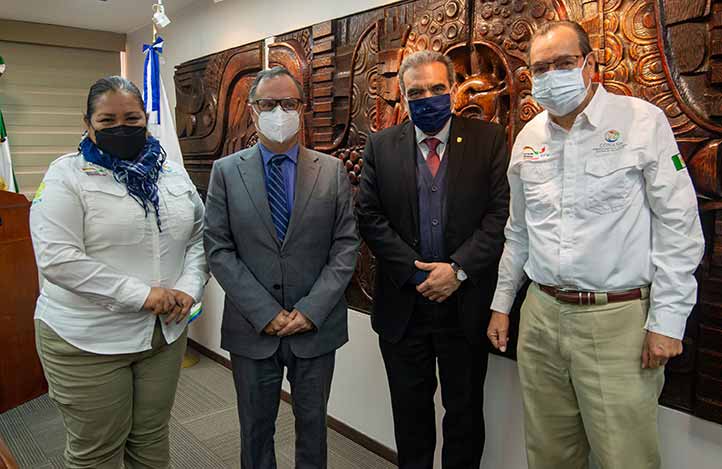 Blanca Zapata, directora del Sistema Arrecifal Lobos Tuxpan; Arturo Serrano, director del Área Académica de Ciencias Biológicas y Agropecuarias; el rector Martín Aguilar, y José Carlos Pisaña, director regional de la Conanp 