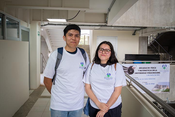 Axel Pérez González y Lizet Monserrath Hernández Reyes, estudiantes de sexto semestre