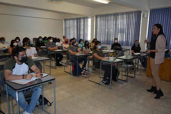 A invitación de la DCC, la integrante de la Red Mexicana de Periodistas de Ciencia impartió un taller en la Facico