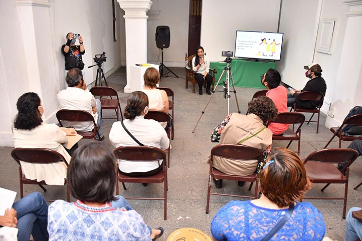 La especialista participó en la primera jornada de actividades “Ciencia y mujeres, hilvanando saberes”