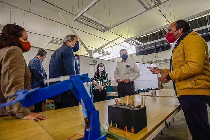 Los profesores de la Facultad de Ingeniería mostraron a las autoridades de la UV proyectos elaborados por los estudiantes