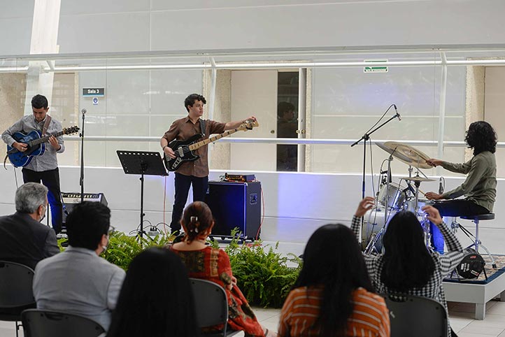 El trío de jazz tradicional y contemporáneo hizo gala de su talento con tres piezas musicales