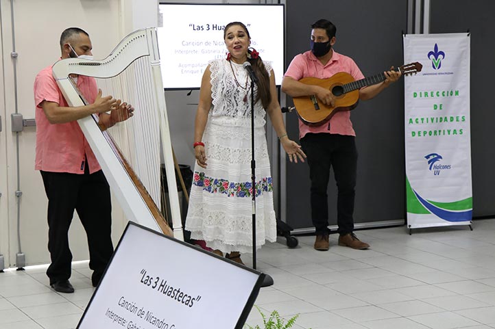 Gabriela Zamora interpretó Las 3 huastecas, de Nicandro Castillo