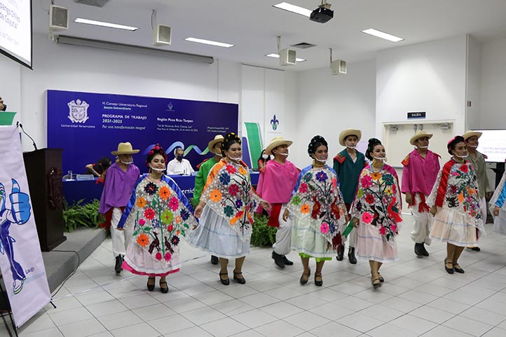 El Ballet Folklórico de los TLA “Teodoro Cano” de Papantla presentó con el huapango Chiles verdes de Coyutla