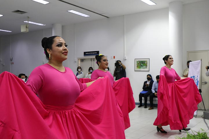 Integrantes del Ballet Folklórico Flor de Retama