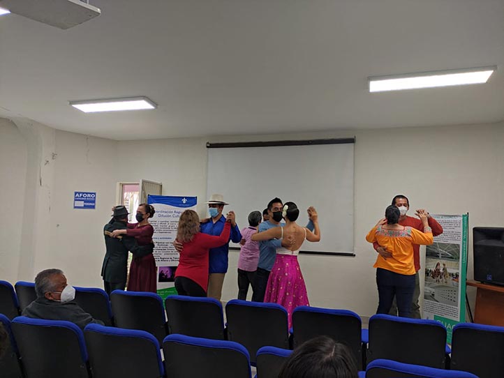 Asistentes a la presentación en la FCQ interactuaron con los bailarines, danzando algunas piezas