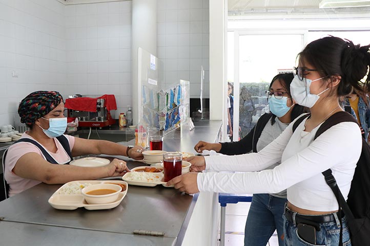 Ofrecen a los estudiantes desayunos y comidas saludables