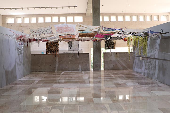 La exposición, en la que participan 46 mujeres, aborda el arte desde lo textil