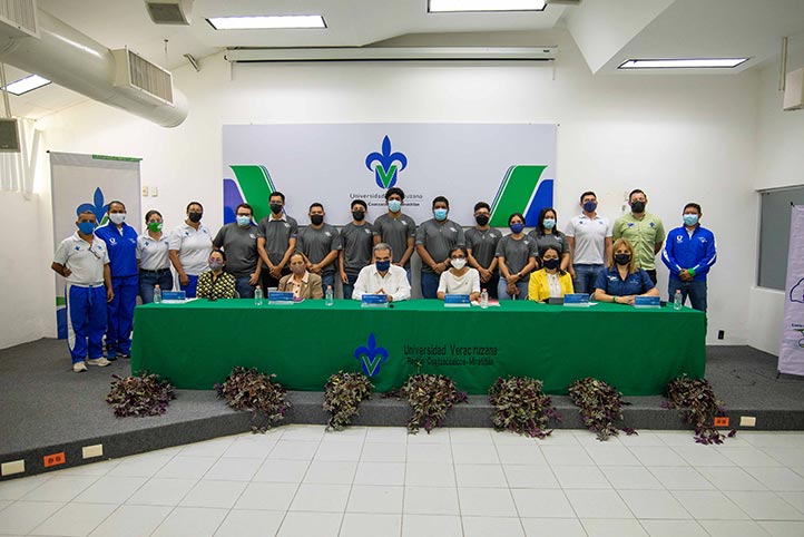 Autoridades universitarias con deportistas de la región Coatzacoalcos-Minatitlán