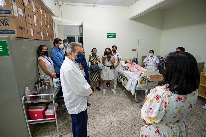 Martín Aguilar Sánchez visitó el laboratorio de la Escuela de Enfermería UV