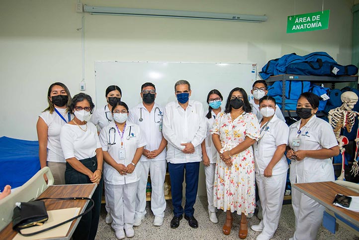 Martín Aguilar con estudiantes de la Escuela de Enfermería