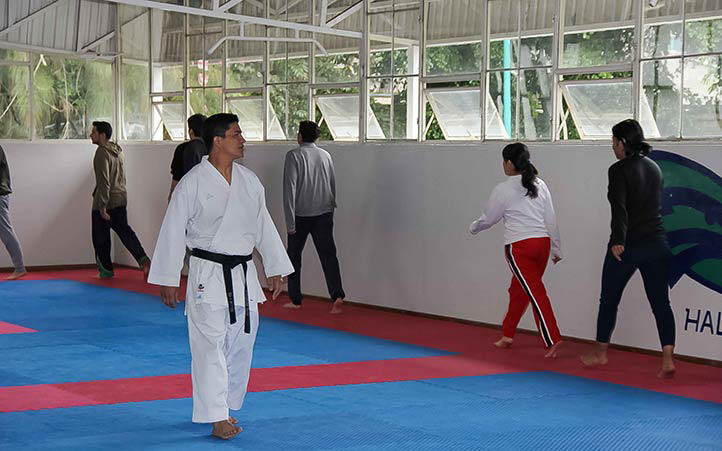 El instructor Fernando Martínez Okamura