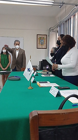 La vicerrectora Liliana Cuervo López entregó nombramiento a Armando Aguilar Meléndez