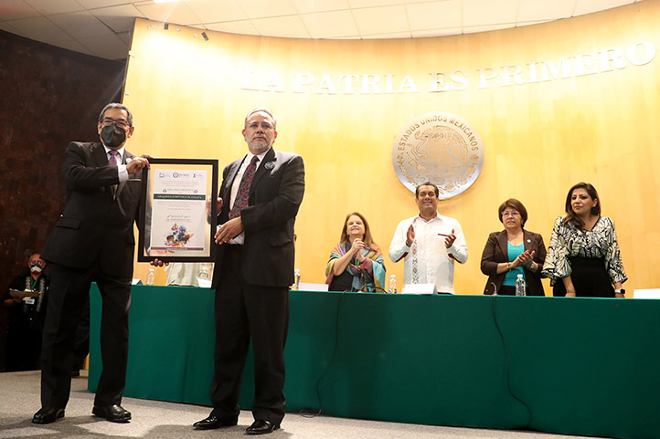 El reconocimiento para la OSX fue recibido por Adelfo Sánchez Morales y Alfredo Escobar Moreno