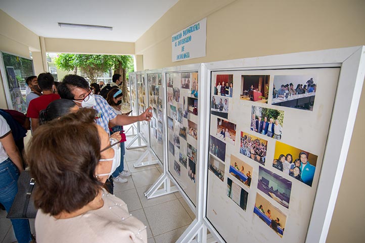 En este marco, estudiantes de la Facultad de Sociología montaron una exposición fotográfica