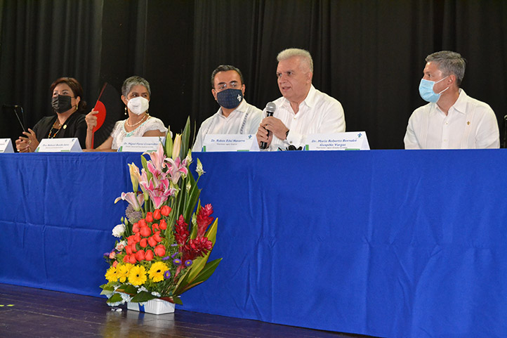 Rubén Edel Navarro, vicerrector de la región Veracruz, felicitó a los recién egresados y los instó a compartir la enseñanza de las artes en sus comunidades