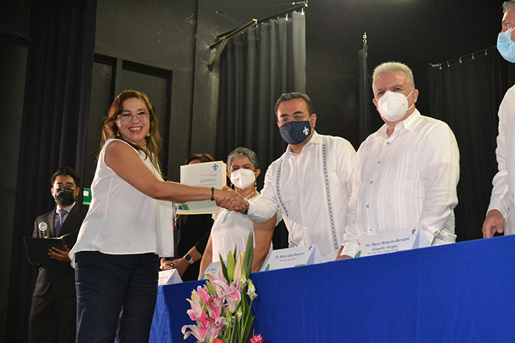 María Gabriela Zamora Escudero, egresada de la Lena de Poza Rica-Tuxpan, obtuvo el mayor puntaje de su generación