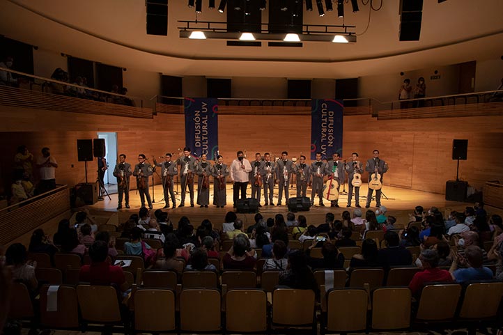 Iván Velasco, director del Mariachi Universitario, agradeció la asistencia a este concierto