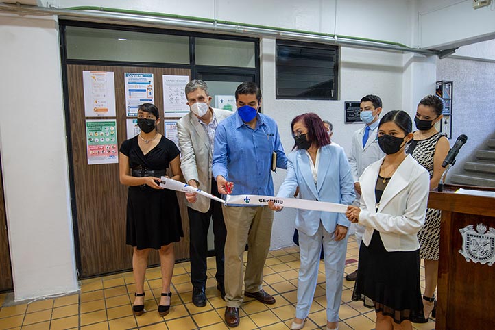 Autoridades de la UV, encabezadas por Arturo Aguilar, director general de Ciencias de la Salud; Lizette Figueroa, directora de Psicología, y Jorge Sánchez, titular del Cendhiu, inauguraron el Centro Centinela