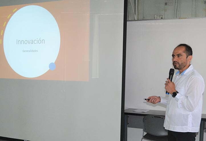 Héctor Manuel Villanueva Lendechy, titular de la Oficina de Transferencia de Tecnología, impartió la conferencia magistral “Introducción a la innovación”