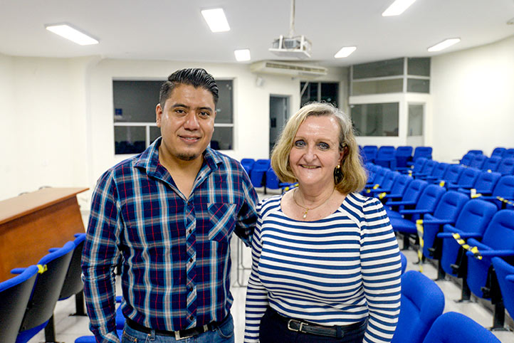 Luz del Carmen Schroeder, jefa de Química Industrial, y el académico Carlos Alberto Martínez, invitaron a conocer su programa educativo