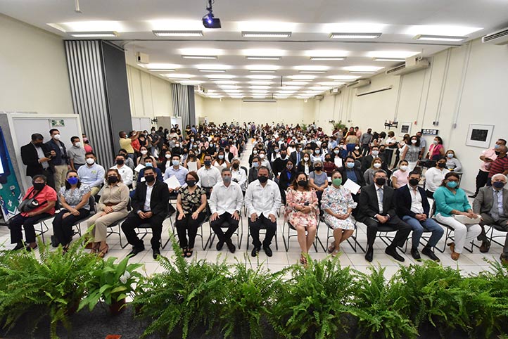 Fotografía de las y los egresados con autoridades universitarias