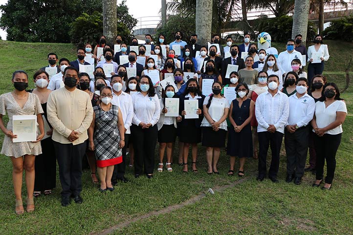 Egresados de TSU, licenciatura y posgrado