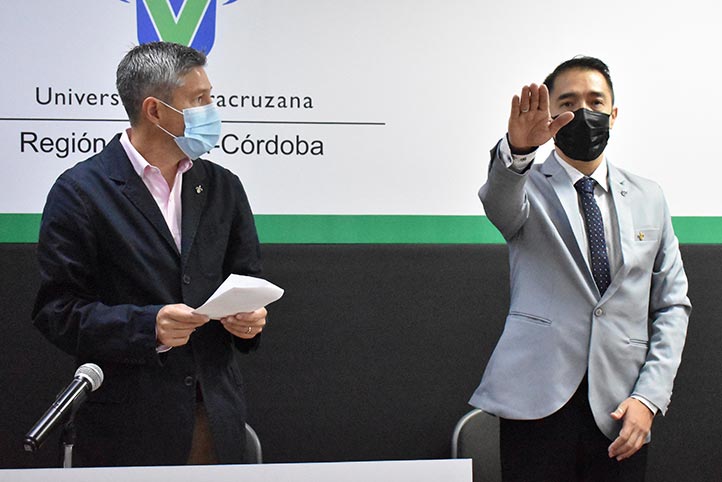 Gustavo Durán Brito, nuevo administrador del Centro de Idiomas Orizaba, durante la toma de protesta