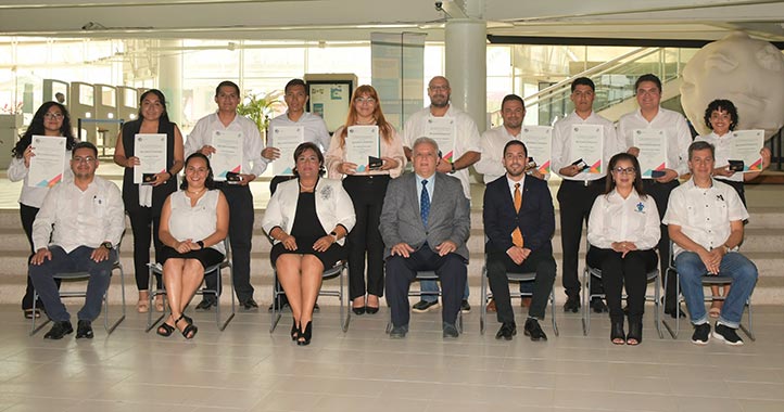 Funcionarios regionales en la toma oficial con egresadas y egresados reconocidos con el Premio Ceneval al Desempeño de Excelencia-EGEL