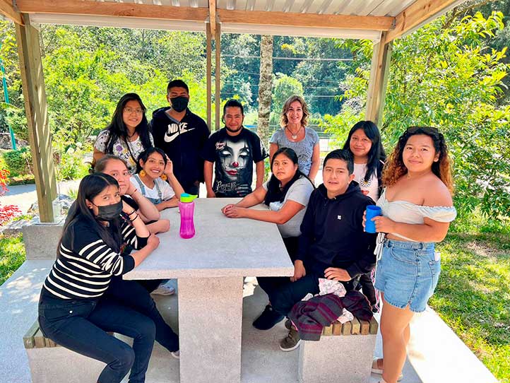 La académica con estudiantes de la UV-Intercultural Grandes Montañas