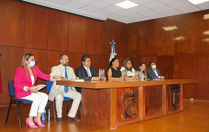 La autora fue acompañada por autoridades de la Facultad de Derecho en la presentación 