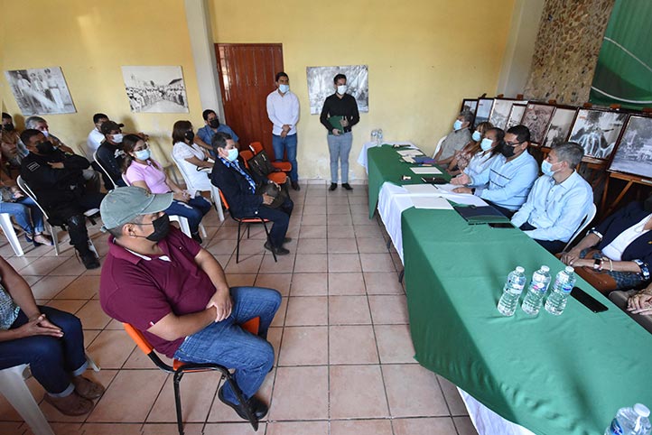 Asistentes durante la firma de convenios entre la UV y el Ayuntamiento de Chocamán