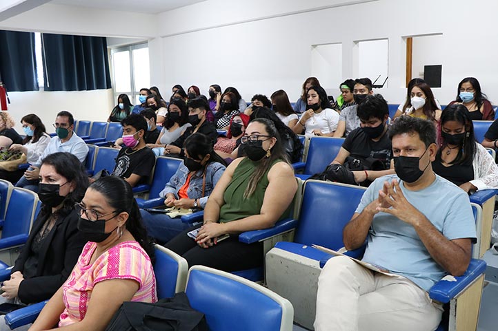 La conferencia se realizó en el Salón Azul de la ex Unidad Humanidades como parte del aniversario 45 de la Facultad de Sociología