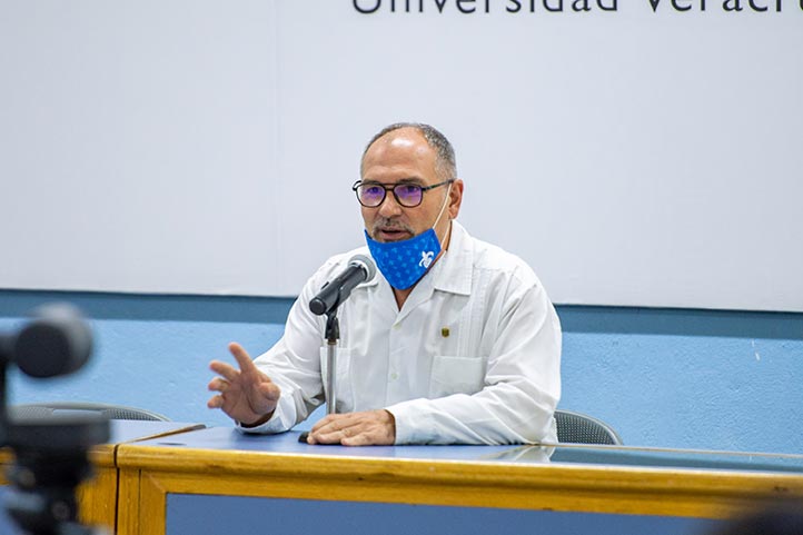 Eric Houbron, profesor de la Facultad de Ciencias Químicas de Orizaba-Córdoba, expuso el proyecto de sendero “Tehwan Ti Ameh” en la sierra de Zongolica